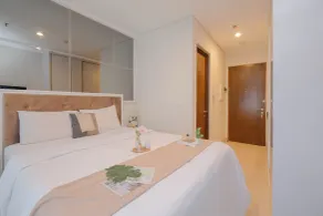 Modern Design and Homey Studio Ciputra World 2 Apartment By Travelio - Chambre