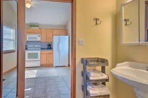 'The Brewer Guesthouse' Tiny Home w/ Patio & Yard! - Interiör