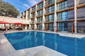 Ramada by Wyndham Austin South - Piscine