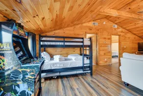 Private Hot Tub, Arcade Game: Bee Spring Cabin - Interni