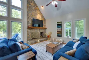 Waterfront Hartfield Vacation Rental w/ Dock! - Interiør