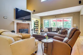 3 Mi to Megansett Beach: Home w/ Pool & Game Room - Interiør