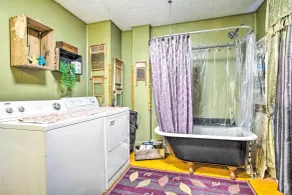 Pet-friendly Osseo Home w/ Fire Pit & Yard! - Innenbereich