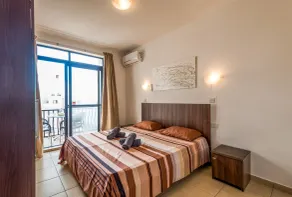 Seashells Apartments with terrace, just off the seafront in Bugibba - by Getawaysmalta - Værelse