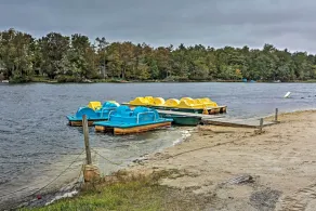 Walk to Lake: Tobyhanna Home w/ Hot Tub & Fire Pit - Interiør
