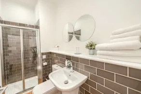 Edinburgh Castle Apartments - Bathroom