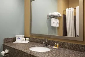 Days Inn & Suites by Wyndham Gonzales TX - Salle de bain