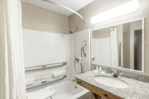Super 8 by Wyndham Johnstown/Gloversville - Salle de bain