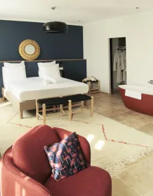 MARCELLE EN CAMARGUE - intra muros - piscine et jardin - petit déjeuner compris - Værelse