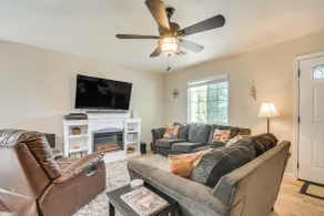 Coulterville Home w/ Gazebo Near Lakes & Hiking! - Innenbereich
