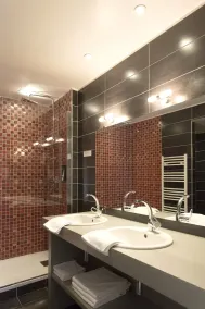 Logis Hôtel Etchemaïté - Bathroom