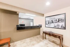 Super 8 by Wyndham Newton - Lobby