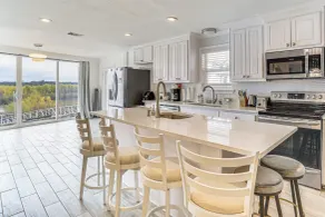 Luxury Lakefront Retreat w/ Dock in Runaway Bay - Innvendig