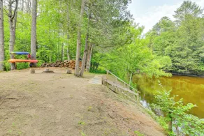 Riverfront Cabin w/ Hot Tub in Schroon Lake! - Innenbereich