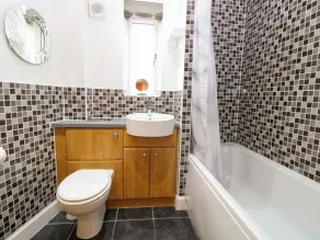 19 Stablefield Way - Badeværelse