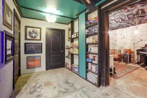 Stunning Historic Home w/ Original Features! - Innvendig