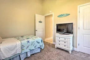 Gulf Breeze Getaway - 8 Mi to Pensacola Beach - Room