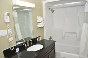 Days Inn by Wyndham Golden - Salle de bain