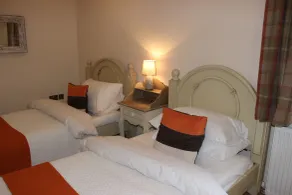 Loch Ness Highland Cottages with partial Loch View - Room
