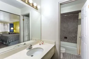 Days Inn by Wyndham Delta - Baño