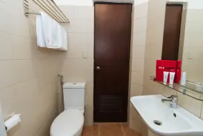 RedDoorz at San Antonio Makati - Salle de bain