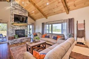 Chic Williamstown Retreat With Pool & Hot Tub! - Innenbereich