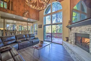 Lake Arrowhead Family Home w/ Deck! - Innvendig