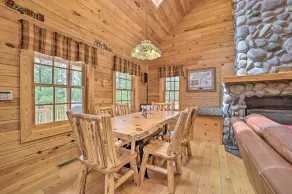 Riverfront Lewiston Cabin w/ Stone Fireplace! - Interiør