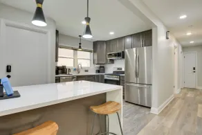 Prime Oak Park Location: Modern Home w/ Yard! - Interiör