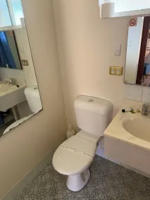 Crown Motel Wellington - Bathroom