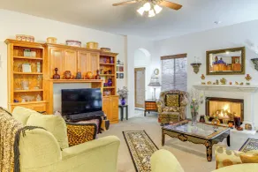 5 Mi to the Marketplace: Roomy Bakersfield Retreat - Innvendig