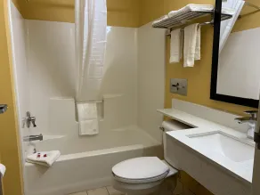 HomeTown Inn & Suites - Salle de bain