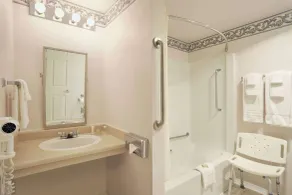 Super 8 by Wyndham West Kelowna BC - Salle de bain