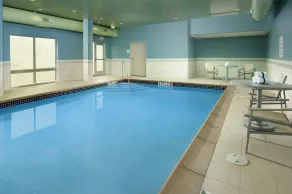 Holiday Inn Express & Suites by IHG Altoona by IHG - Pool