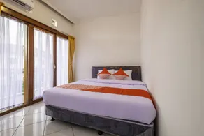 OYO 2728 Sinulingga Residence - Værelse