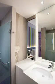Ibis Styles Jakarta Mangga Dua Square - Bathroom
