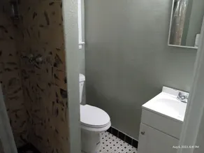 Homes-N-Courts  - Baño