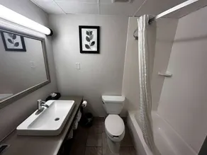 Radiant Inn and Suites - Badrum
