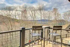 Modern Mtn Retreat w/ Deck & Views in Glenville! - Interiør