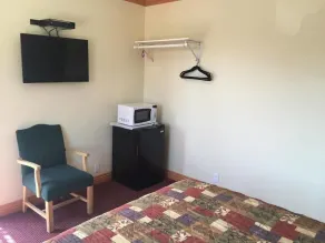 TRAVEL INN MOTEL - Room
