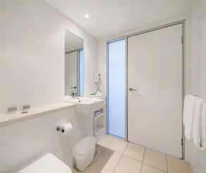 Oaks Nelson Bay Lure Suites - Bathroom