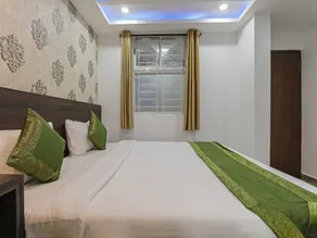 Townhouse OAK SRK White Inn Near Ragigudda Sri Prasanna Anjaneyaswamy Temple - Room