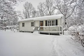 Wooded Twin Lakes Retreat: 13 Mi to Lake Michigan! - Interiör