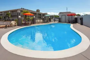 Super 8 by Wyndham Prattville Montgomery - Piscine