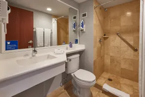 City Express by Marriott Puebla Centro - Bathroom