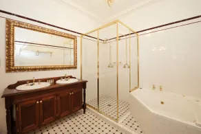 Cobb & Co Court Boutique Hotel - Bathroom