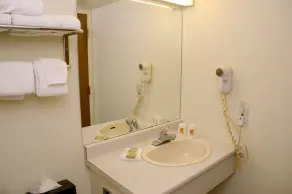 Super 8 by Wyndham North Bay - Bathroom