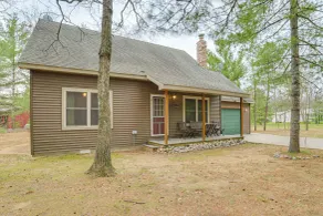 3 Mi to Ausable River! Forest Retreat w/ Fire Pit - Interiør