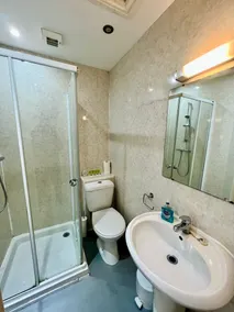 Cumberland Hotel - Bathroom
