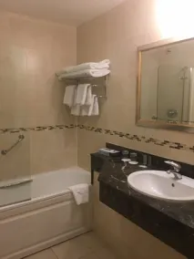 Bracken Court Hotel - Bathroom